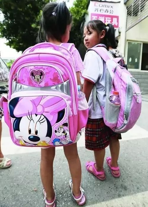 为给孩子减压，她做了全球最轻的书包，深受黄磊、姚晨等明星追捧