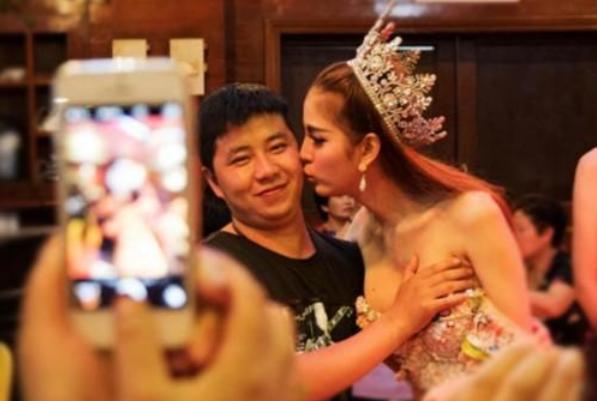 娶人妖为妻是啥感觉？小伙迎娶人妖皇后，表示甜蜜中带点小尴尬