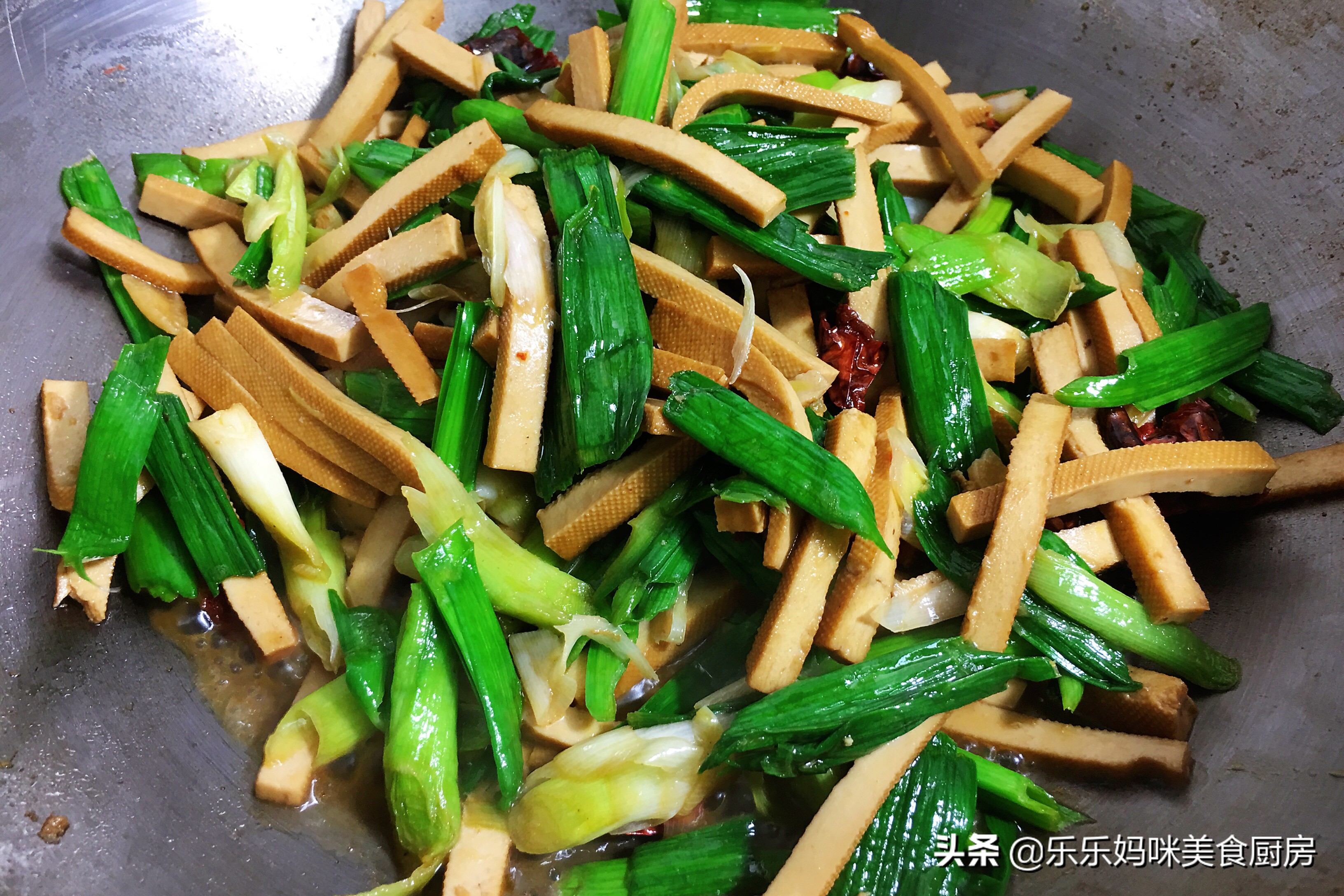 炒豆干放姜,炒豆干怎么炒才不发黑又好吃