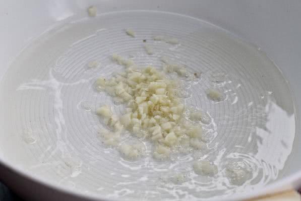 油条怎么炒好吃又松软,腊肉炒油条的家常做法