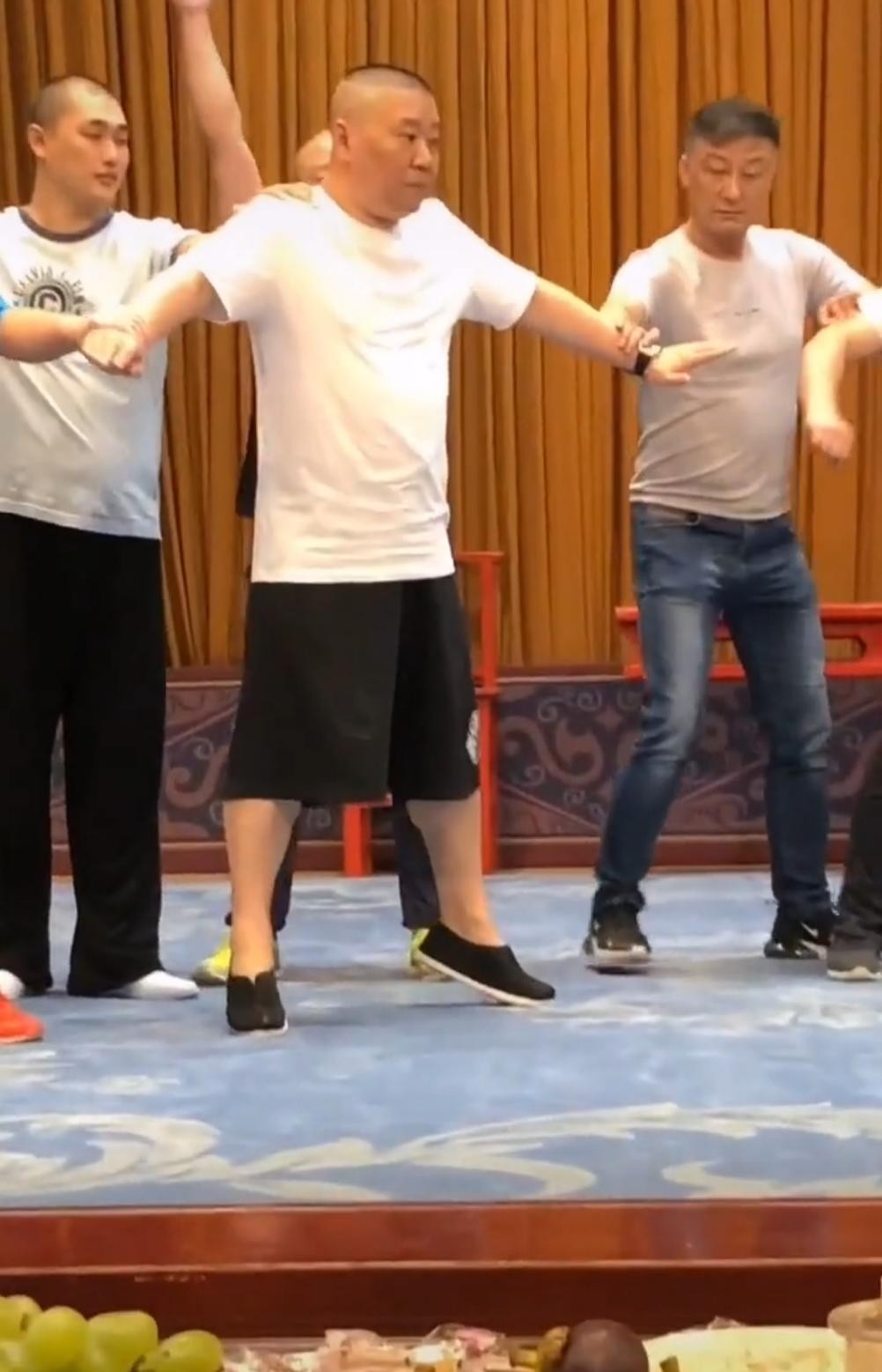 郭德纲50亿身价,郭德纲跳芭蕾