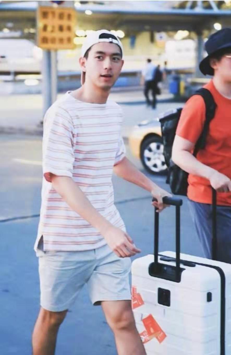 李现白色t配绿色短裤视频,李现的叠穿穿搭时尚又显得帅气