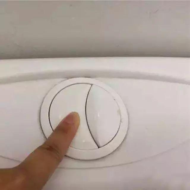 马桶水箱上的两个按钮哪边大,马桶水箱为什么一直按着才行