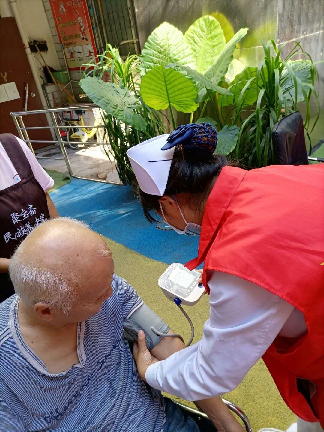 关爱老人，情暖夕阳：开封市人民医院中医科走进聚宝斋民族养老院