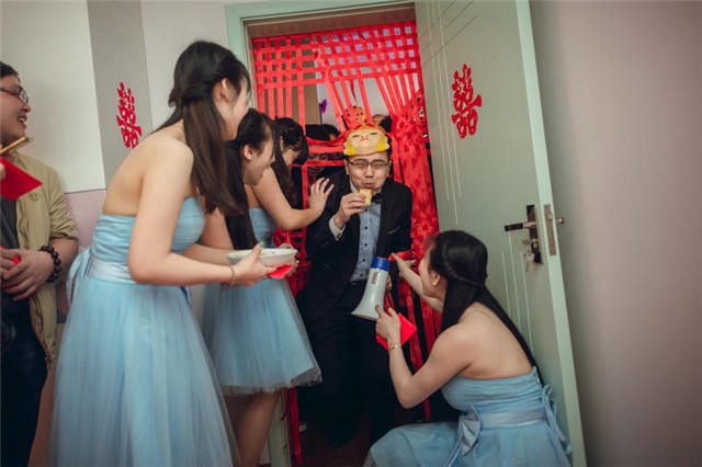 帮新娘堵门应该问新郎什么问题,新郎接新娘堵门问题