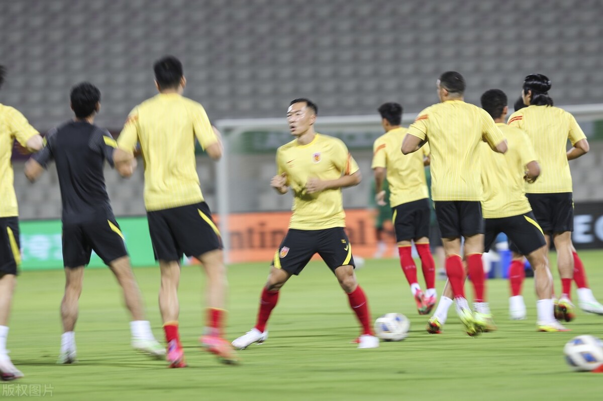 惨败越南后赛后总结,国足1:3输越南各足球大v热议