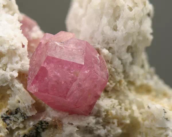 各种宝石原石的种类图片大全,高清彩色宝石原石图片大全