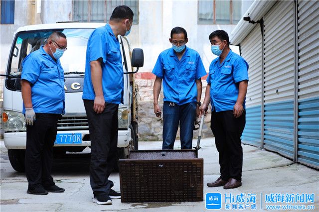 一双伤痕累累布满老茧的手,一双粗糙的手记载着很多酸甜苦辣