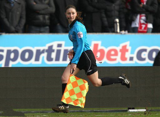 英超迎首位女性主裁判,英超女边裁执法视频