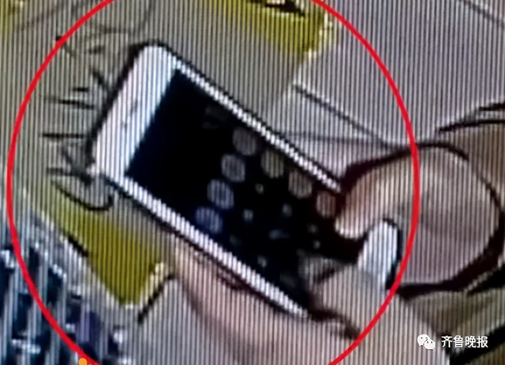 女子带娃买鞋假装付款,女子给孩子买鞋用计算器假装付款