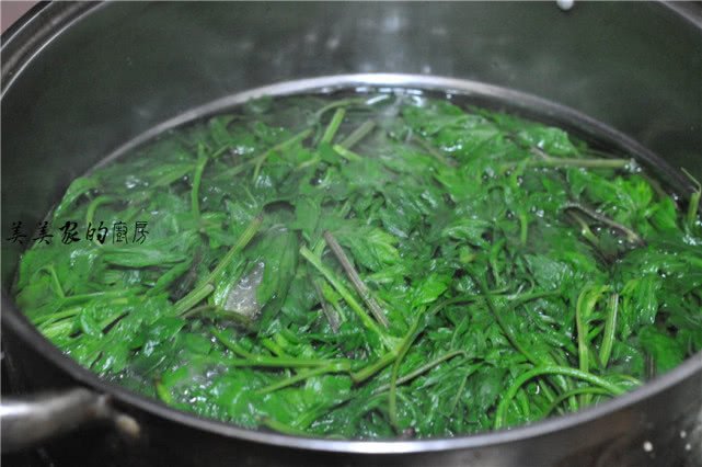 这菜农村到处都是,人称“百草之王”,4月最鲜嫩,做馒头特香!