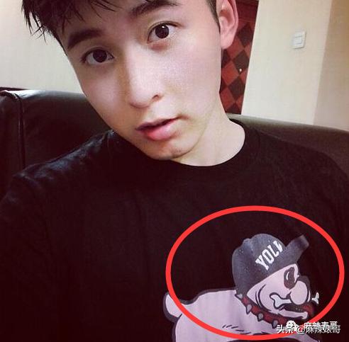 和小鲜肉牵手摸脸，又让人想到他7年前的瓜…