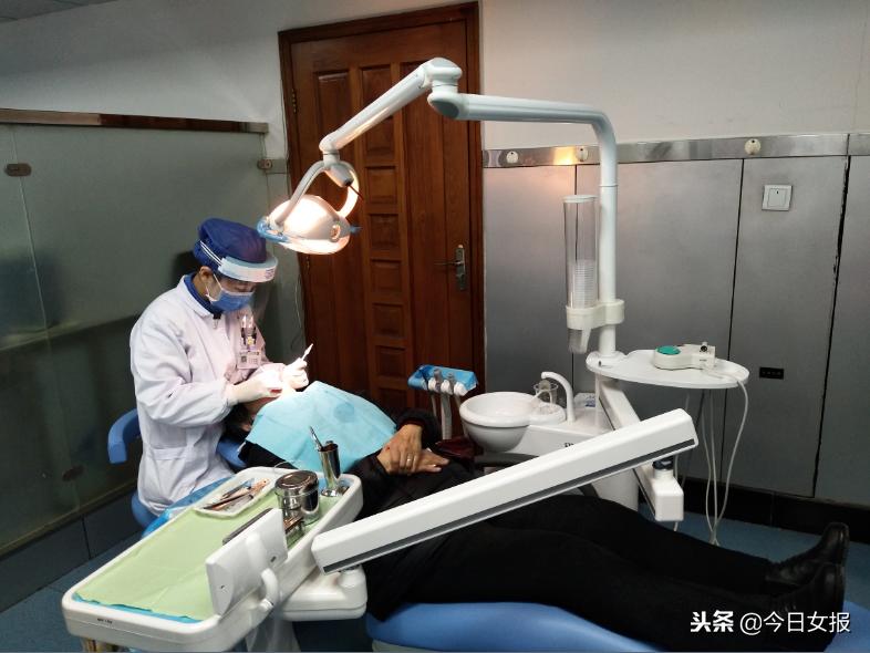 突然半边脸肿了!医生说这与多数人都认为正确的一个刷牙姿势有关