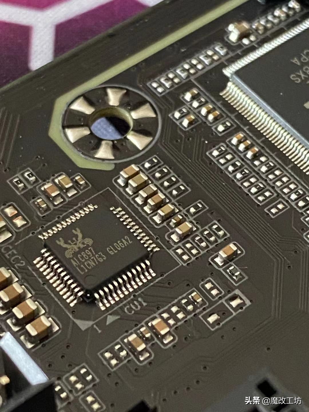 技嘉上I9翻车！99元B560M雪雕主板能白嫖？13相供电支持蓝牙WIFI