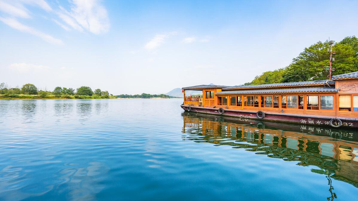 脚背骨被石头磕肿了睡觉都疼,脚背被石头砸到立马肿了起来