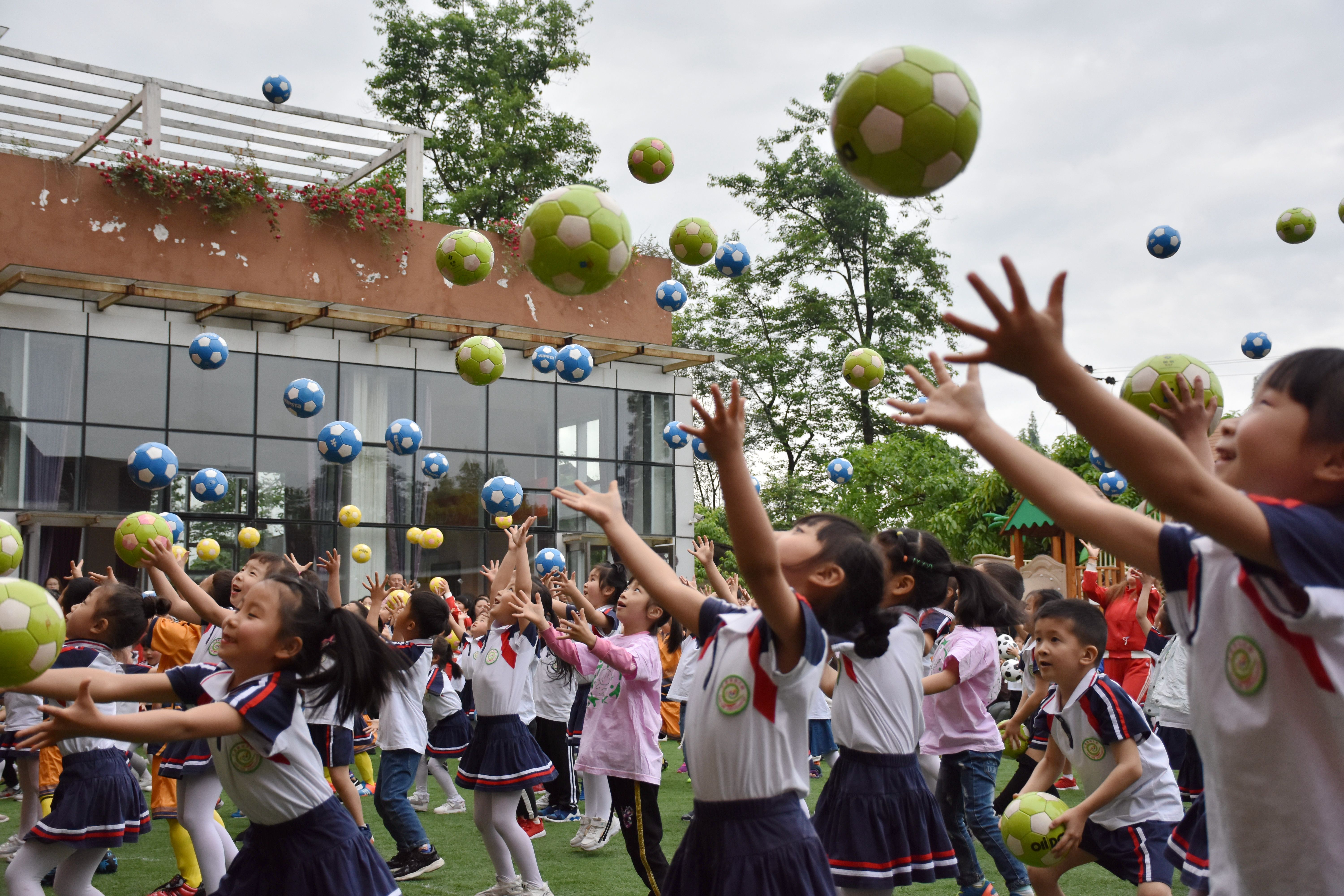 幼儿园足球亲子活动新闻,幼儿园足球嘉年华活动园长致辞