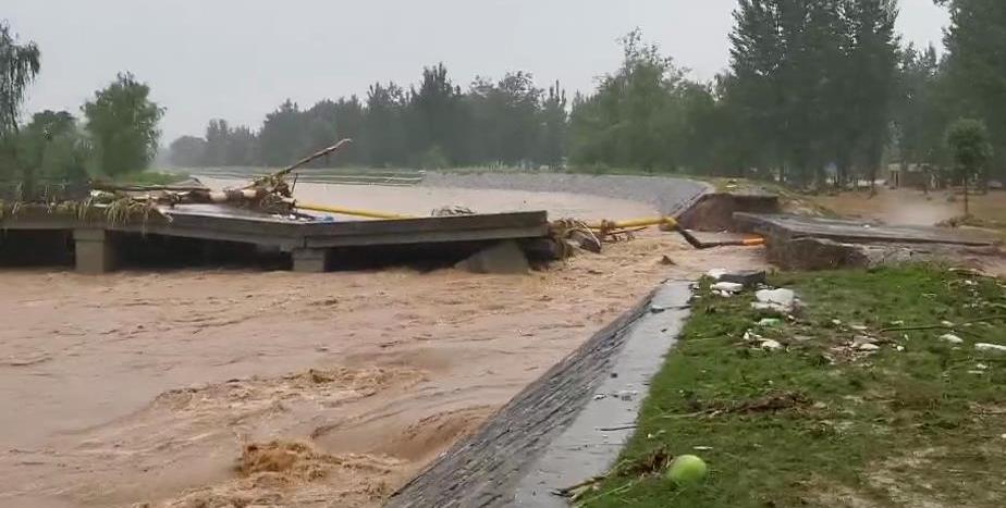 警徽闪耀抢险救灾,抢险救灾警徽闪耀暴雨中逆行