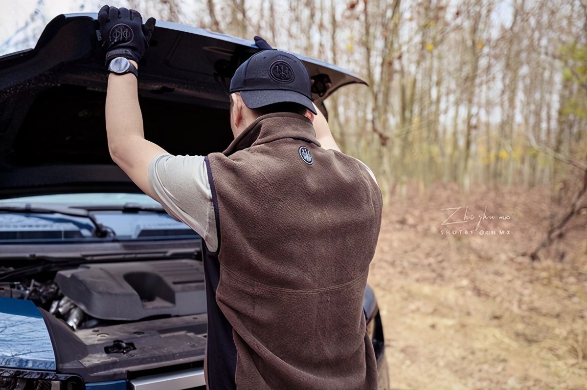 来自500年*火军**商的周边装备，情人节送男友一份“硬核”套装