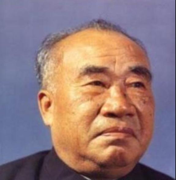 *德朱**为何能位列十大元帅之首？毛主席为何称他为“人民的光荣”？