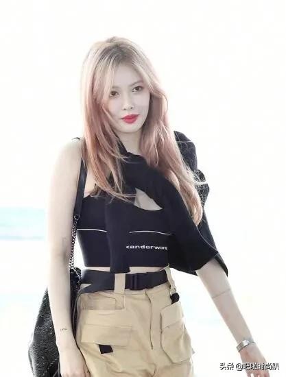 周洁琼短裙穿搭,周洁琼黑色裙子黑长筒鞋