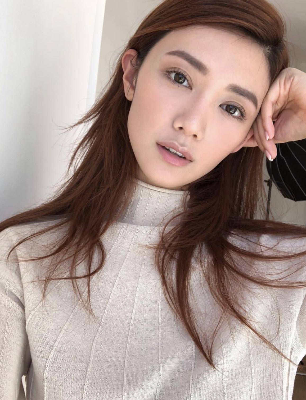 保持完美身形全靠“断食排毒法”33岁性感女神晒泳装照派福利