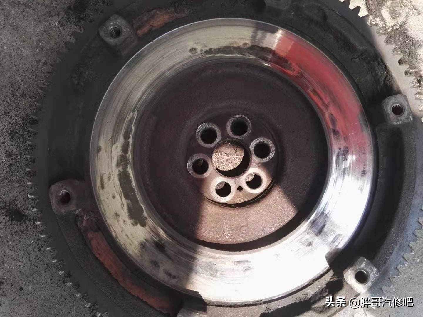 五菱之光挂档不走，胖哥以为换挡拉线脱落，原来是摩擦片报废了