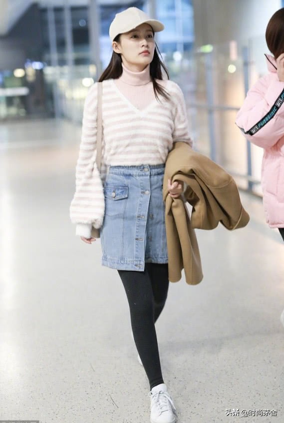 被李沁的穿搭惊呆了,李沁短裙露背裙