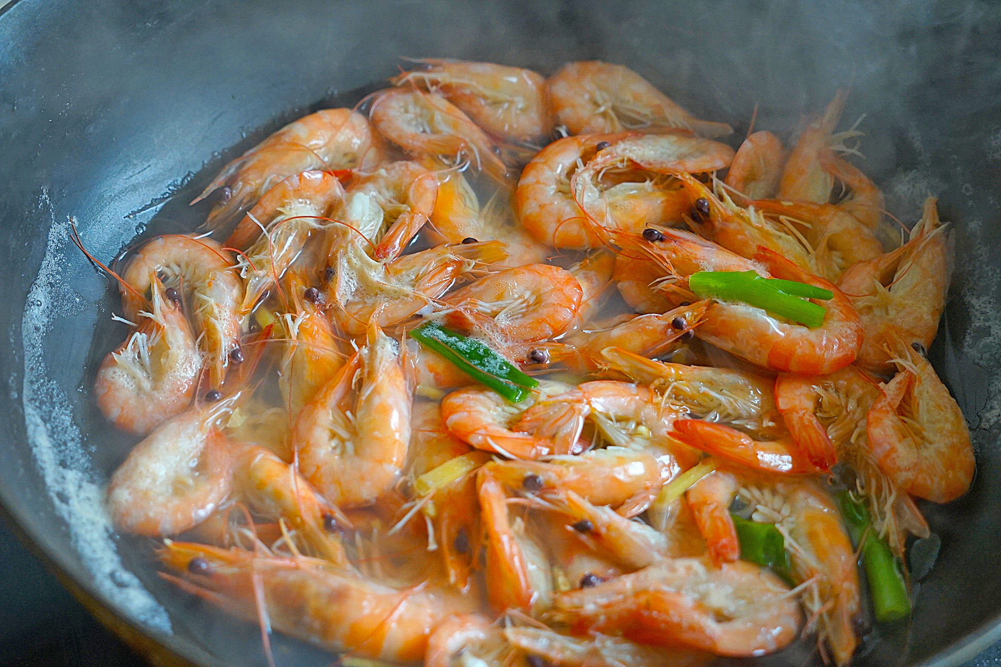 鲜虾这样做味道鲜美又多汁,鲜虾这样做超美味保证你吃忘不了