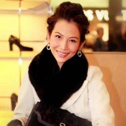 蔡少芬张晋全家福上热搜，三胎儿子“唐装”出镜，年味儿十足