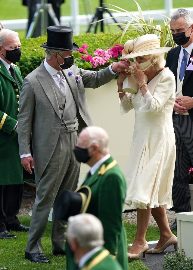 马克龙真暖心，帮布丽吉特整理领口怕走光，真爱程度不亚于查尔斯