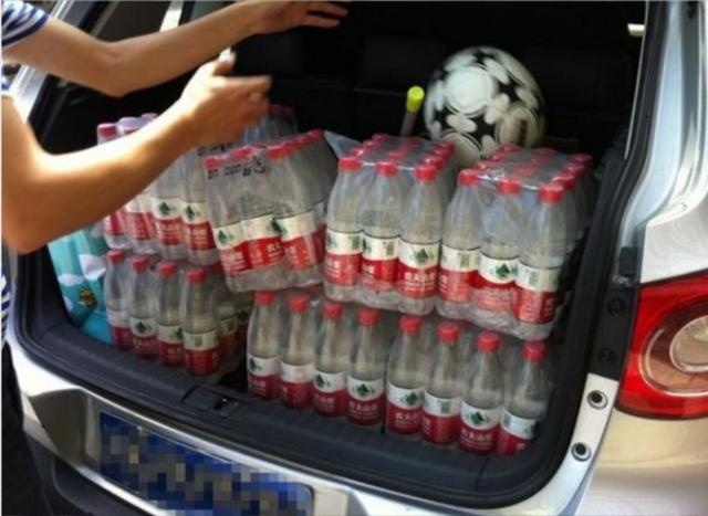 跑长途高速时，很多人只带水？看看聪明人带的