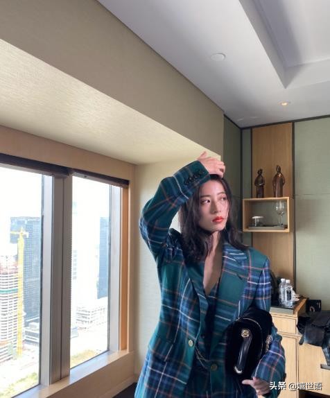 周雨彤穿板鞋图片,周雨彤spell牛仔裤穿搭