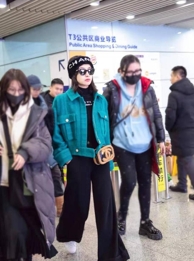 宋茜又解锁了新穿搭,宋茜一袭珍珠白束腰长裙出席活动