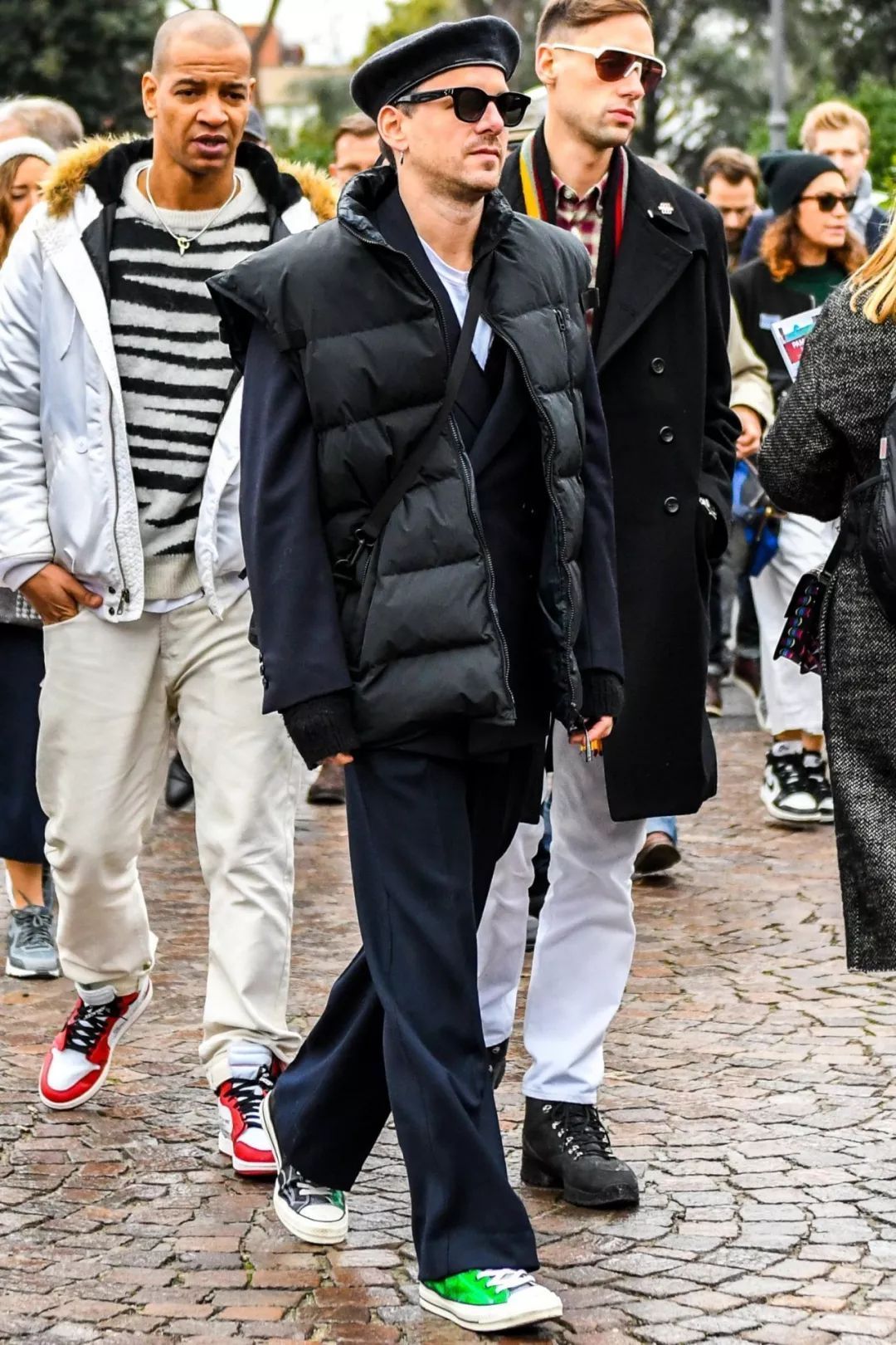 男人穿哪种羽绒马甲好看,四十多岁男穿马甲好看吗