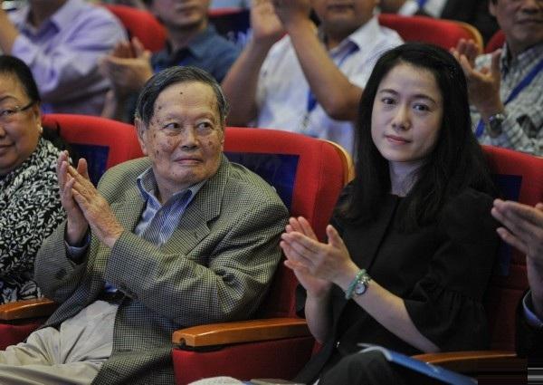 98岁杨振宁与翁帆,杨振宁百岁生日与翁帆的照片