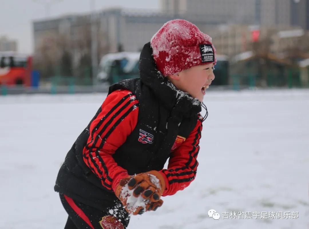 雪地快乐踢球,冰天雪地足球