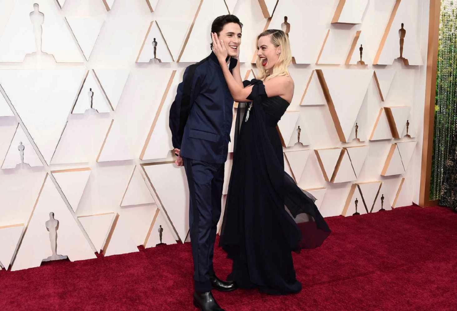 24岁甜茶表情包来袭，穿深蓝色套装，笑容又软又甜