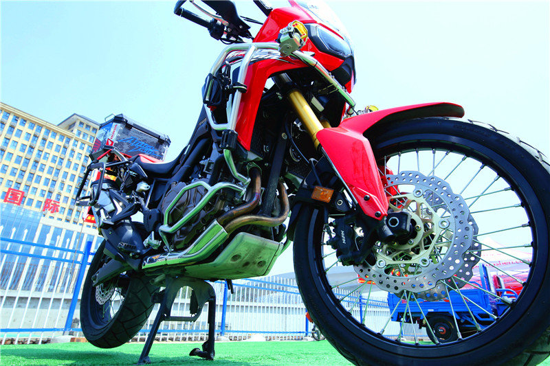 为了带老伴出去游玩方便两千多买了一辆两轮电动车