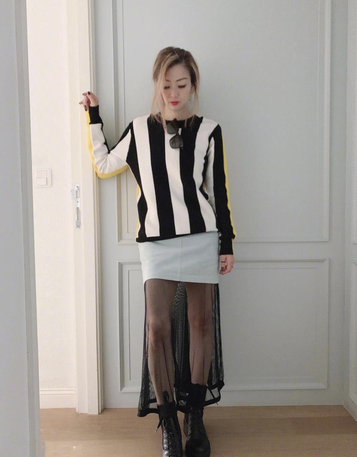 郑秀文复古潮搭,郑秀文赶时髦穿着一身朋克造型