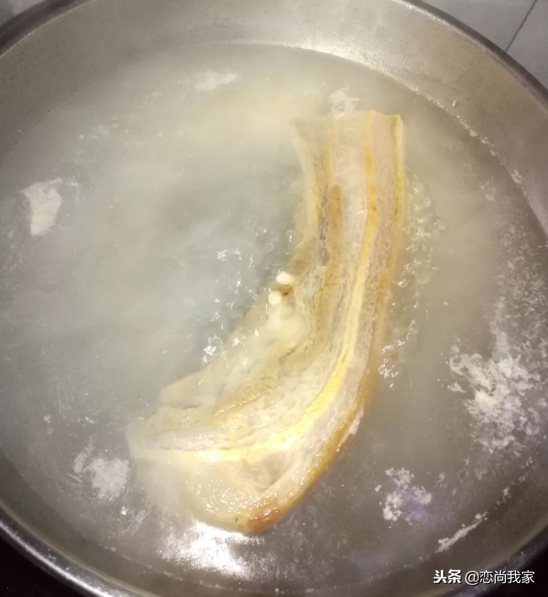 腊肉炒青椒的做法腊肉用不用煮熟,青椒和猪肉简直就是绝配