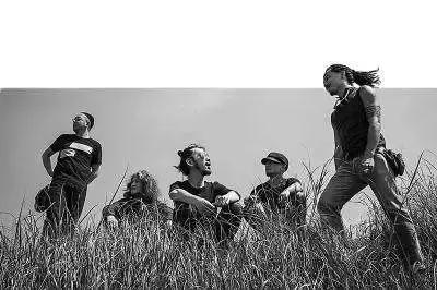 现身硬地围炉夜,范小米直播采访网易云火爆原创音乐人