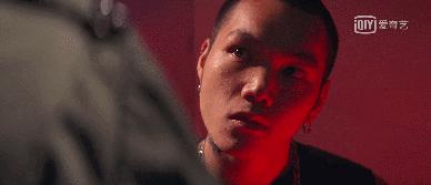 他是香港最低调的影帝,梳起飞机头他又是令人闻风丧胆的江湖大佬