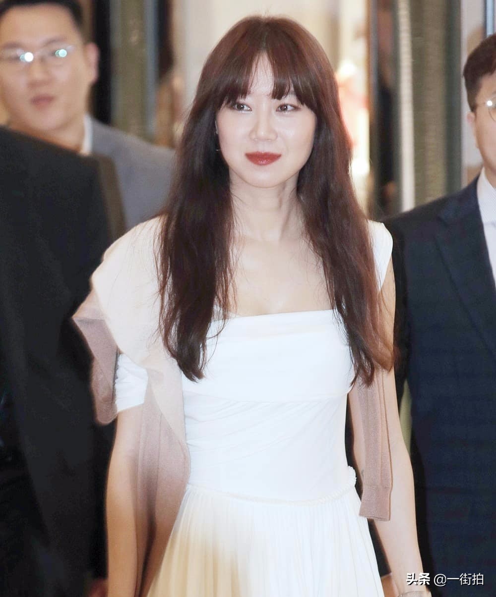 闫妮穿红色连衣裙,闫妮的碎花裙