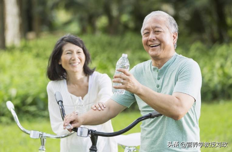 健康科普中老年要不要每天喝牛奶 (老年人怎样喝牛奶科学)