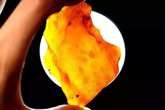 蜜蜡打灯后密密麻麻的小黑点,蜜蜡为什么有血丝纹