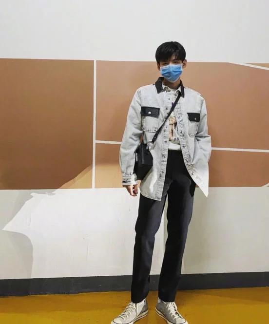 欧阳娜娜aj1,欧阳娜娜上脚香槟黄匡威