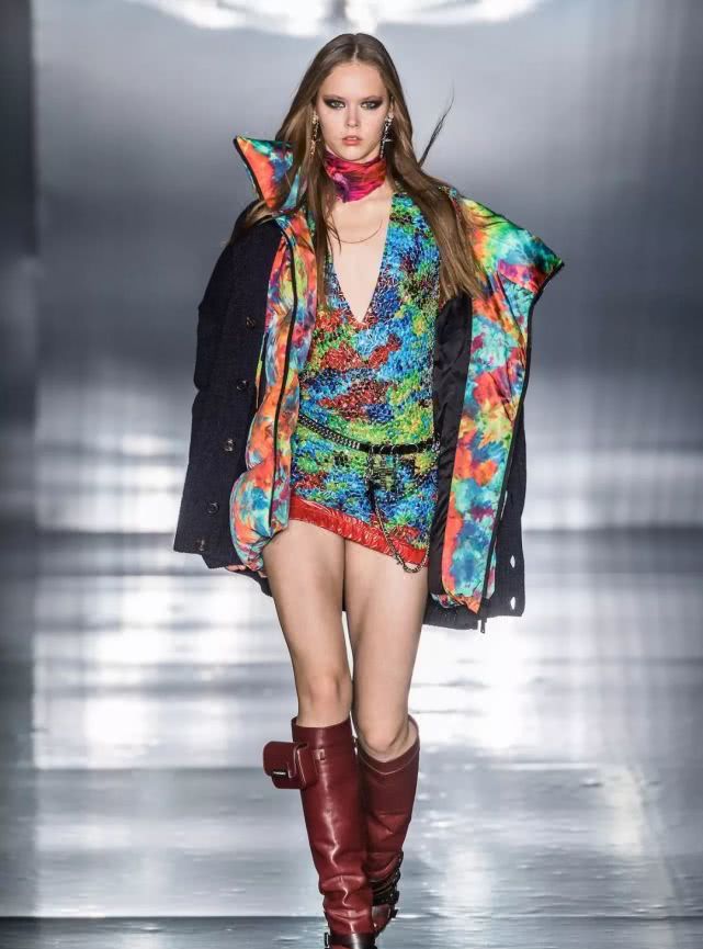 把裤子穿在肚脐上面会怎么样,把裤子扎进腰里的穿搭