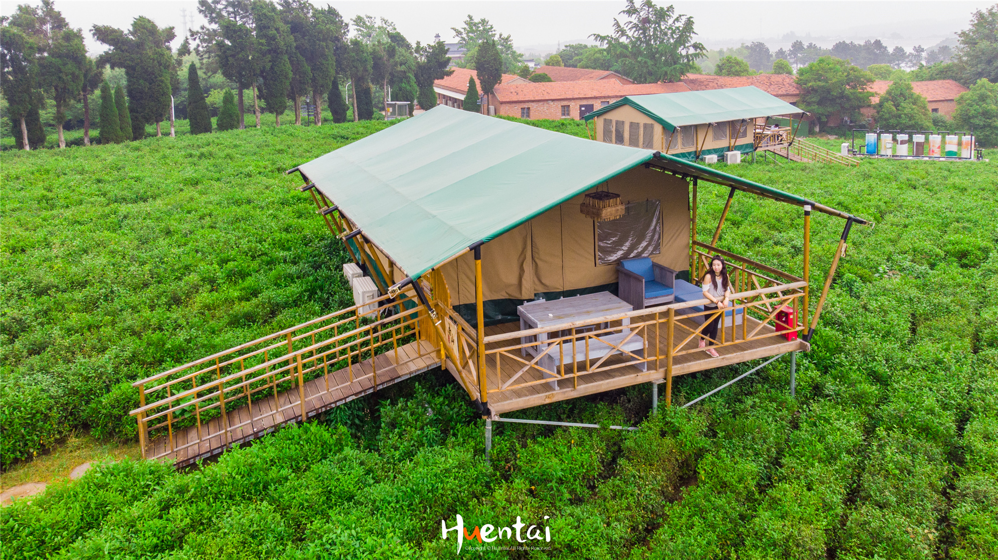 住星空帐篷吃土灶饭，看孔雀开屏，这个520就要来点不一样