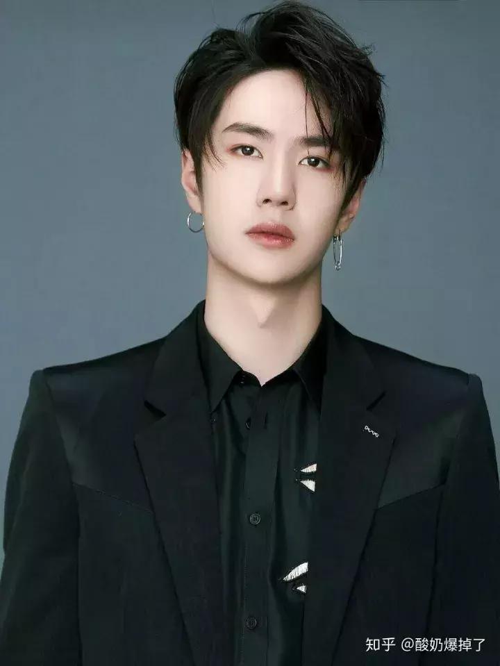 王一博和黎明长相对比,怎样评价王一博的长相气质
