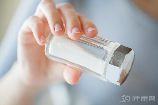 盐吃一勺会怎么样,盐吃多了会一条小腿肿